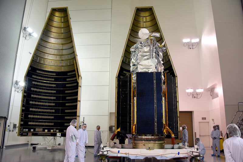 2016年9月、打ち上げ前のWorldView-4がAtlas Vロケットに収納される様子。Credit: United Launch Alliance