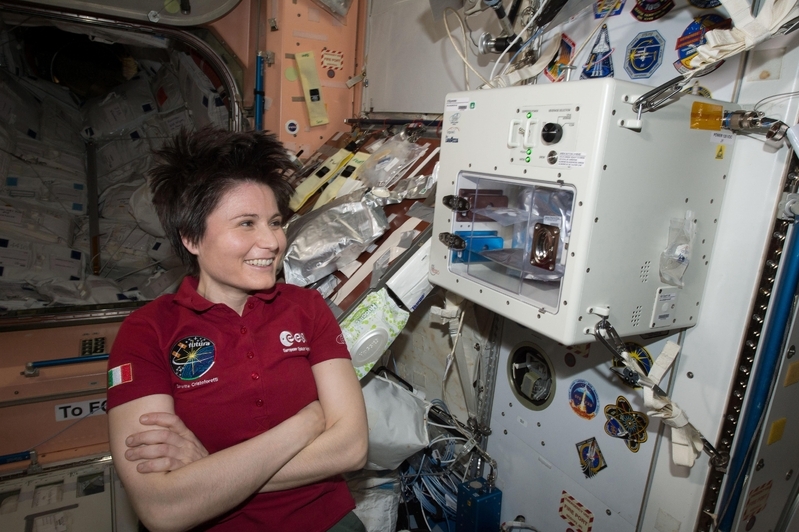 国際宇宙ステーション専用コーヒーメーカー、ISSpressoを操作しコーヒーを淹れるサマンサ・クリストフォレッティ宇宙飛行士。Credits: ESA/NASA