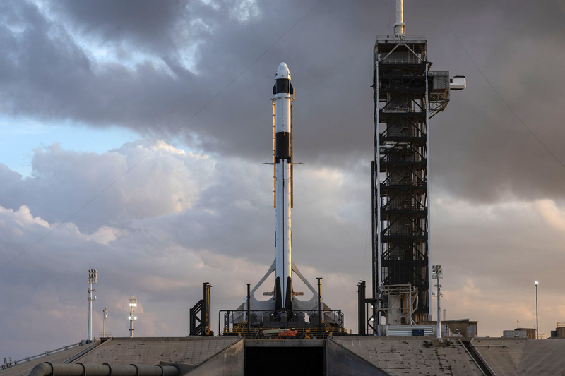 3月2日の打ち上げを待つスペースXのFalcon9ロケットとクルードラゴン。Credit: SPACEX