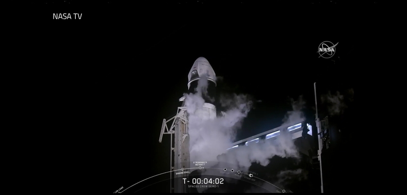 打ち上げ直前のクルードラゴン宇宙船とファルコン9ロケット