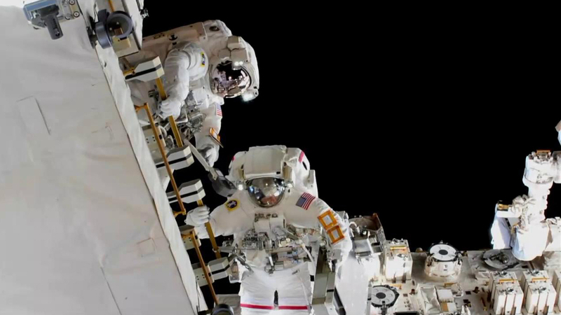 アン・マクレイン宇宙飛行士（中央）とニック・ヘイグ宇宙飛行士が行った3月22日の船外活動。Credit: NASA