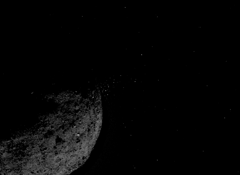 ベンヌ表面からは岩石の破片が吹き上げられて宇宙へと飛び出している。Credit: NASA/Goddard/University of Arizona/Lockheed Martin