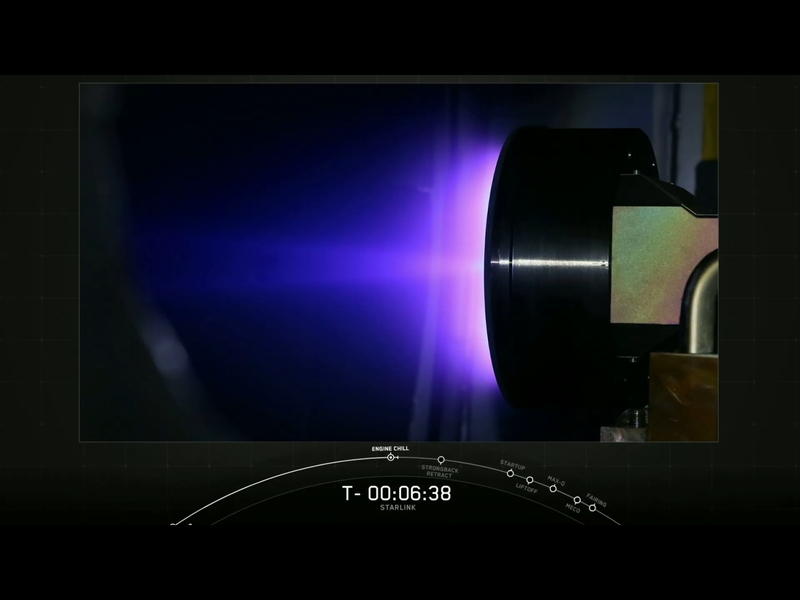 衛星に搭載される小型エンジン、ホールスラスタはクリプトンを推進剤とする。出典：SpaceX Starlink Mission webcastより