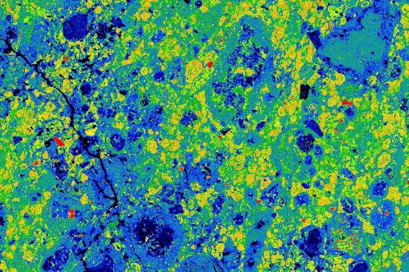 アグアス・サルカスで発見された隕石の顕微鏡写真。黄色・オレンジ色の部分はトチリン鉱、濃い青の部分はオリビン（カンラン石）、赤い部分はペントランド鉱（流鉄ニッケル鉱）と磁流鉄鉱。Credit: ASU