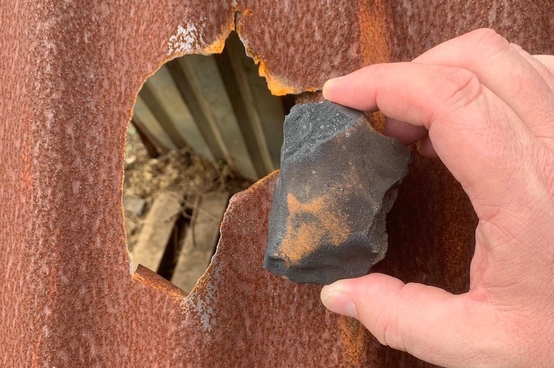 隕石によって穴があいた犬小屋の屋根。アグアス・サルカスの住人にも、犬たちにも怪我はなかったという。画像提供：Michael Farmer氏