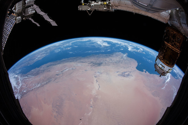 宇宙から地球を眺める旅行も可能になる。Credit: NASA