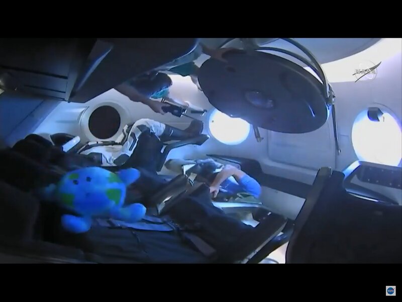 クルードラゴン宇宙船の内部。出典：NASA TV