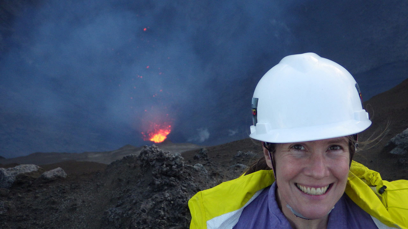 2014年、バヌアツで火山を探査するエリザベス・タートル博士。Credit: Zibi Turtle