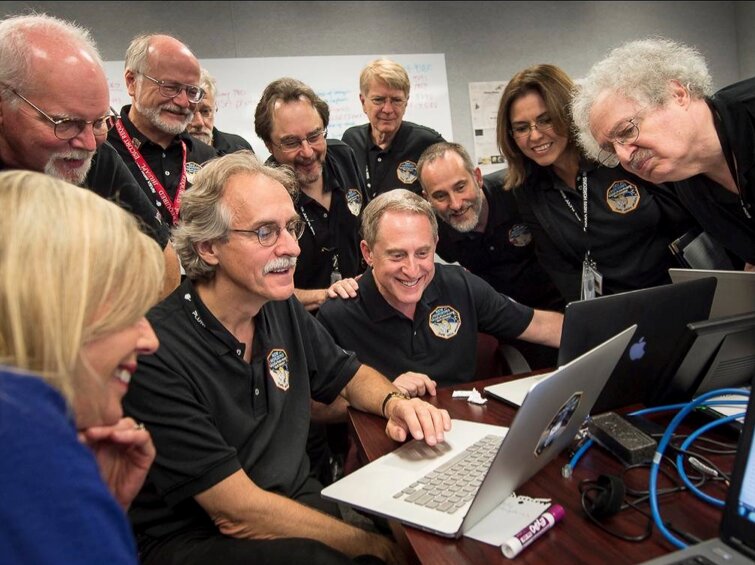 冥王星に接近するニュー・ホライズンズ探査機を見守るAPLのチーム。中央はアラン・スターン博士。Credits: NASA/Bill Ingalls