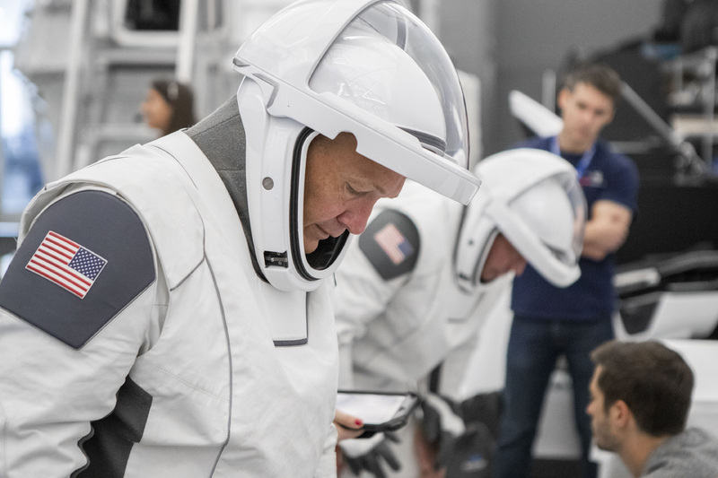 ボブ・ベンケン宇宙飛行士、ダグ・ハーレー宇宙飛行士によるスペースXのフライトスーツ着用訓練。Credit: NASA