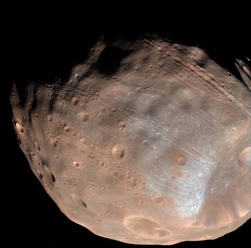 火星の衛星フォボスの表面。Credit: NASA/JPL-Caltech/University of Arizona