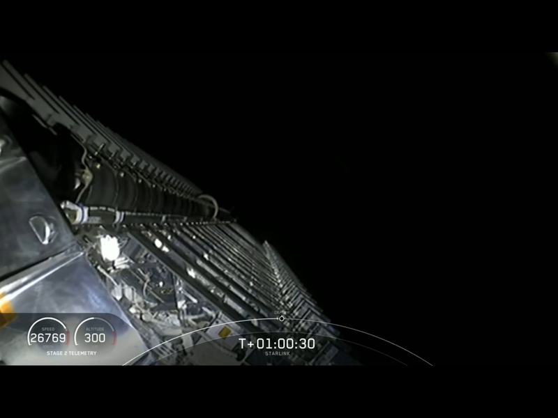展開前のスターリンク衛星。出典：SpaceX Webcastより