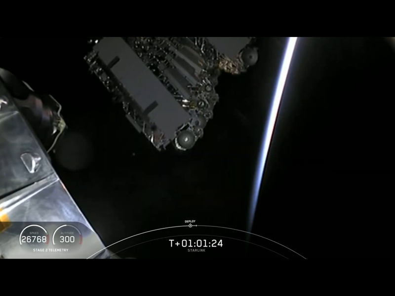 展開を続けるスターリンク衛星。出典：SpaceX Webcastより