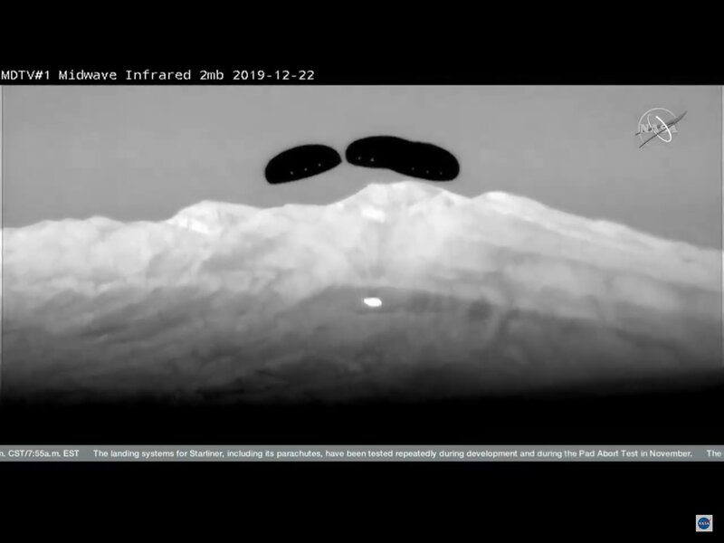 パラシュートを展開し地表が近づいたときのスターライナー。出典：NASA TVより作成