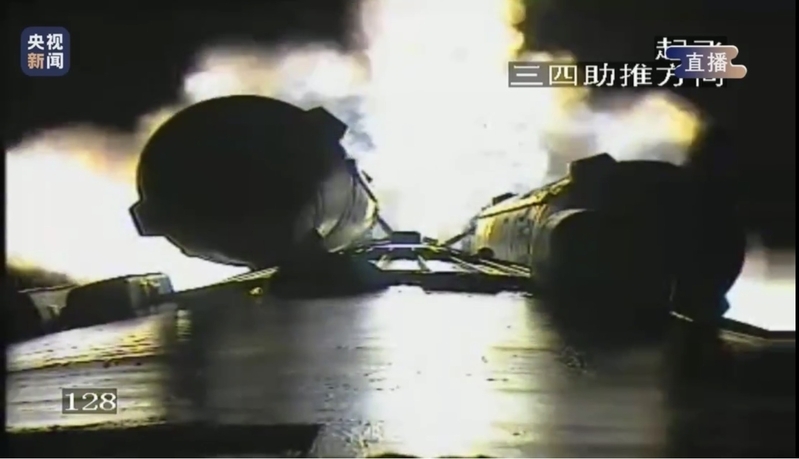 補助ブースターの切り離しなど、飛行中の長征5号からの映像も配信された。出典：CCTV Web中継より