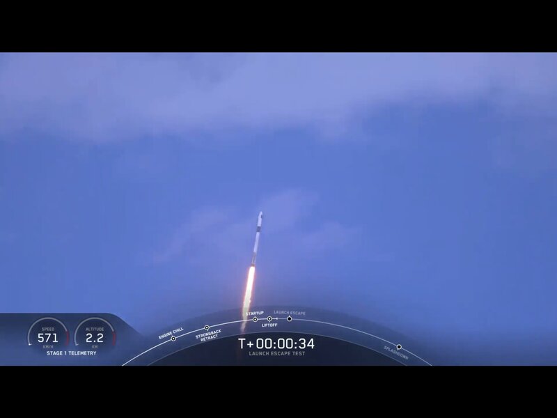 上空での飛行の様子。出典：SpaceX Web中継より