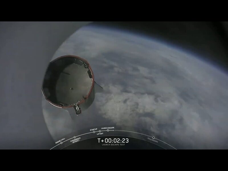 クルードラゴン宇宙船からトランク部分の分離の様子。出典：SpaceX Web中継より