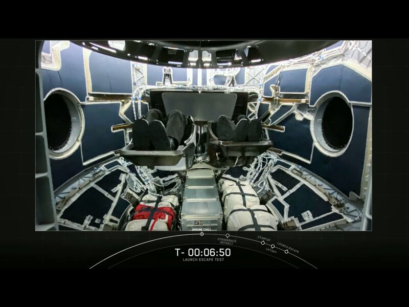 宇宙飛行士を模した2体のセンサーが宇宙船内に設置され、緊急切り離しや着水の衝撃などを記録している。出典：SpaceX Web中継より