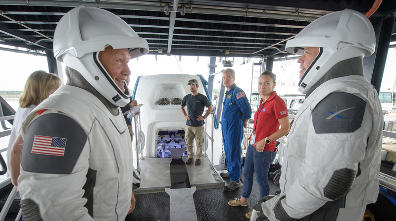 クルードラゴン搭乗のリハーサルを行うダグ・ハーレー宇宙飛行士（左）とボブ・ベンケン宇宙飛行士（右）。Image Credit: NASA/Bill Ingalls