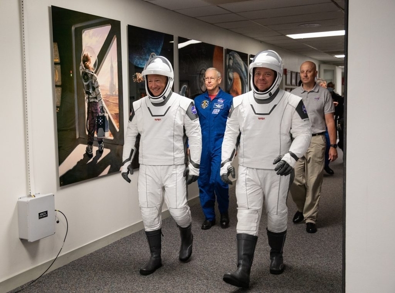5月23日、ケネディ宇宙センターでのリハーサルに向かうダグ・ハーリー宇宙飛行士（左）とボブ・ベンケン宇宙飛行士（右）。Photo credit: NASA/Kim Shiflett