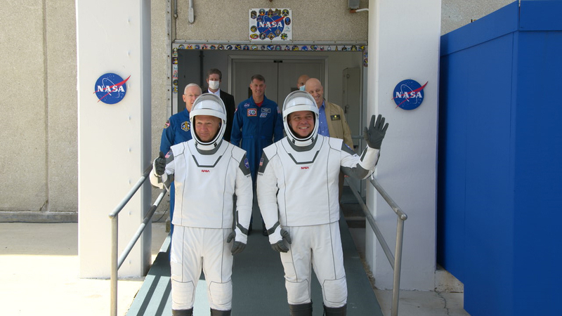 射点へ向かうボブ・ベンケン宇宙飛行士、ダグ・ハーリー宇宙飛行士。Credit : NASA