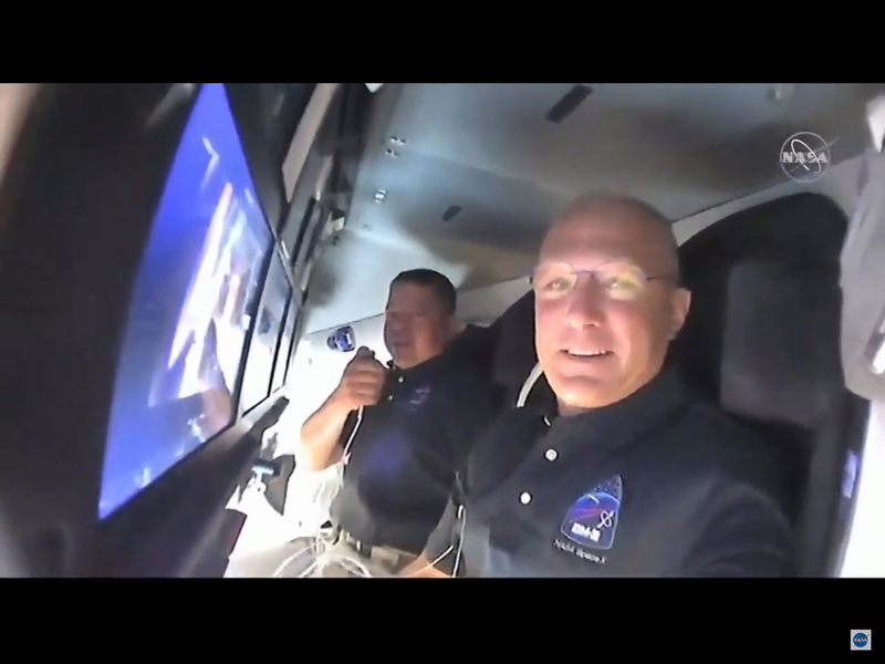 宇宙飛行士との交信イベント中のクルードラゴン船内 NASA TV中継より