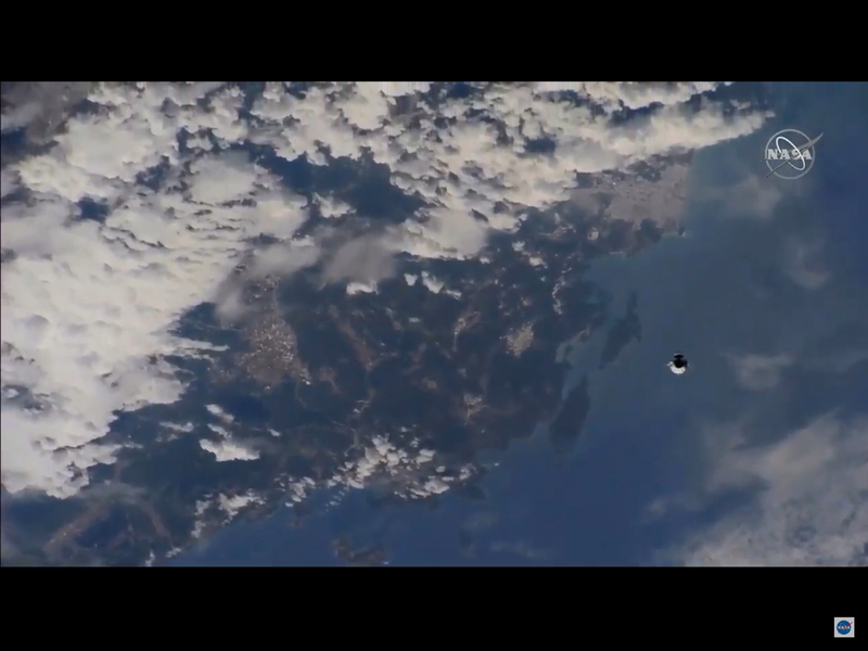 ISSから撮影された地球を背景に飛行するクルードラゴン NASA TV中継より