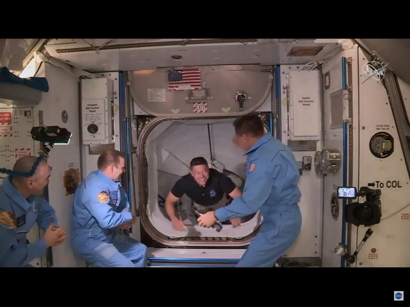 ISSへ入室するボブ・ベンケン宇宙飛行士 NASA TV中継より