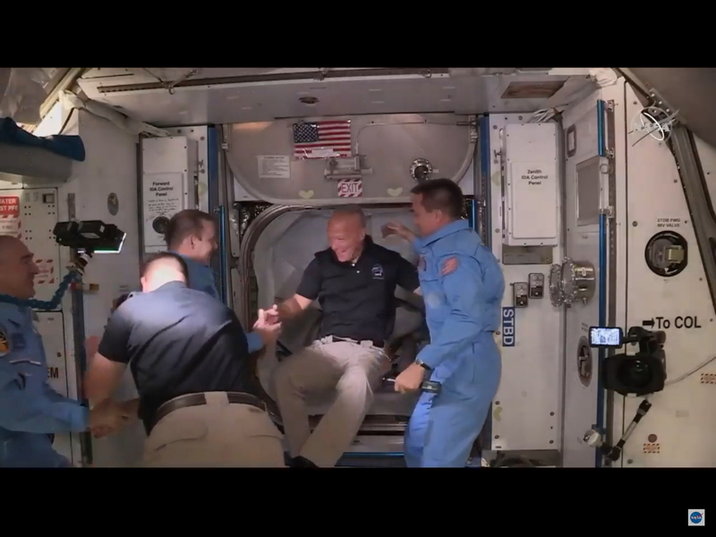 続いて入室するダグ・ハーリー宇宙飛行士