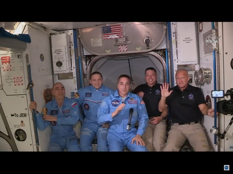 ベンケン、ハーリー宇宙飛行士はISSクルーとともに到着セレモニーを無事に行った。NASA TV中継より