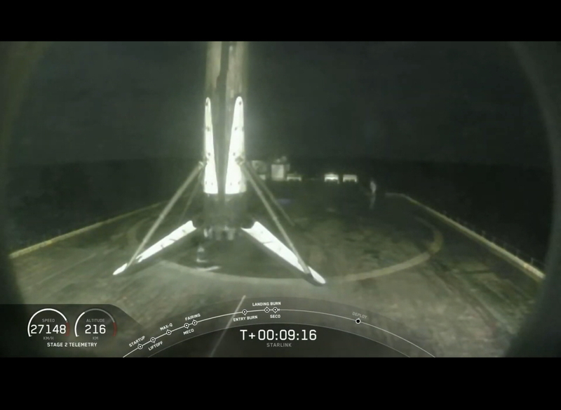 夜半でも回収船に危なげなく着地したファルコン9ロケット第1段 出典：SpaceX打ち上げ中継より