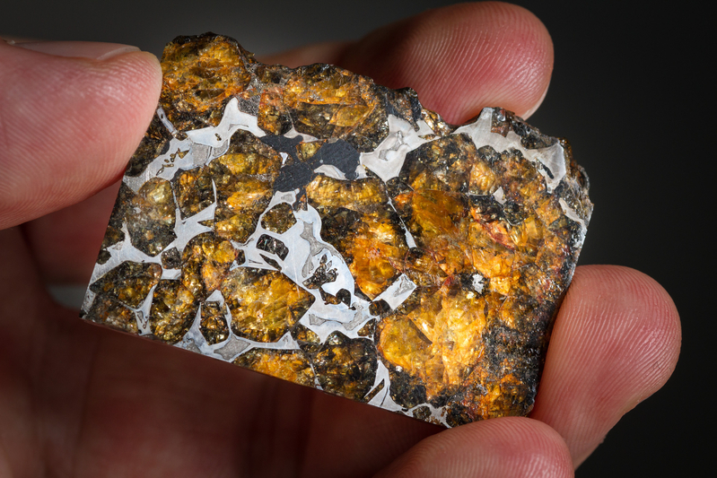 オリビン（カンラン石）を含む隕石。Credit : ESA/J. Debosscher, KU Leuven
