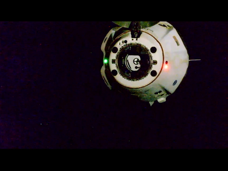 ISSから離脱し離れていくクルードラゴン「エンデバー号」。出典：NASA TV中継より