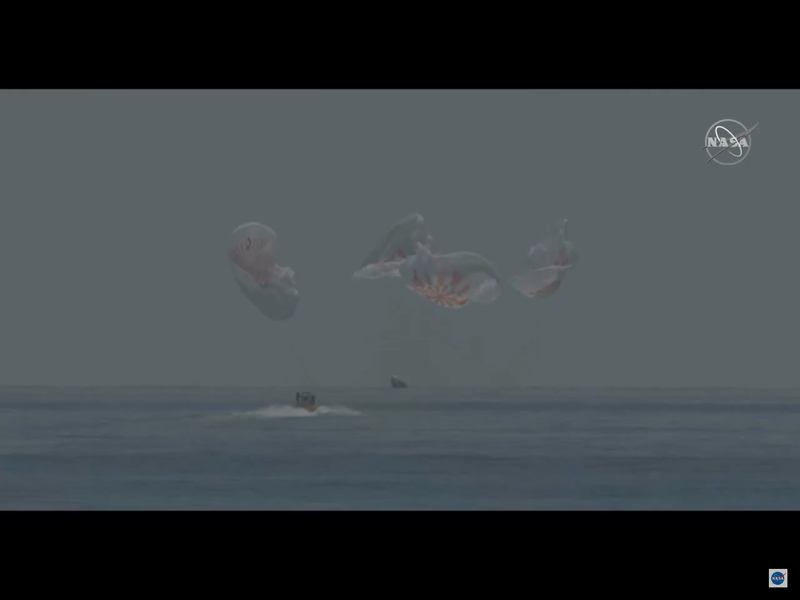 クルードラゴン エンデバー号の着水。出典：NASA TV中継