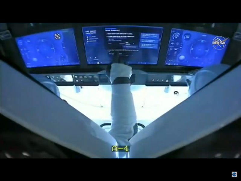 着水直後のエンデバー号の船内。宇宙飛行士が腕を動かしている様子が見える。出典：NASA TV中継