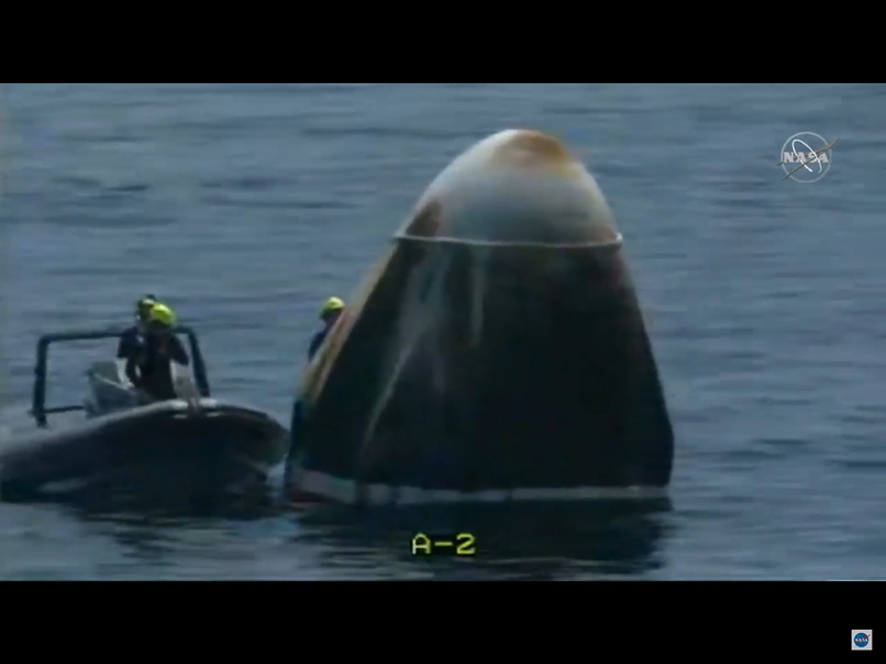着水したエンデバー号の回収開始。出典：NASA TV中継