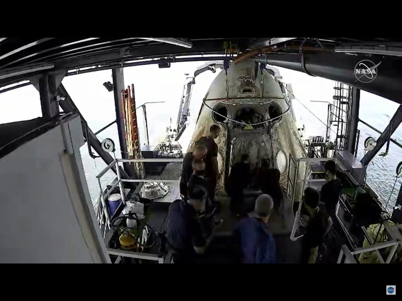宇宙船のハッチオープン前の手順。推進剤に含まれる有害な物質の濃度確認などが行われた。出典：NASA TV中継