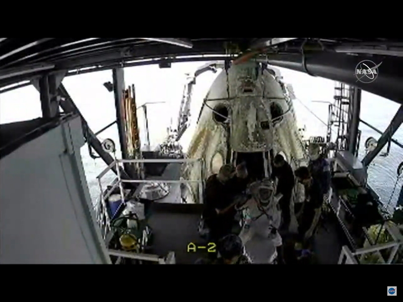 ボブ・ベンケン宇宙飛行士の無事な姿。出典：NASA TV中継