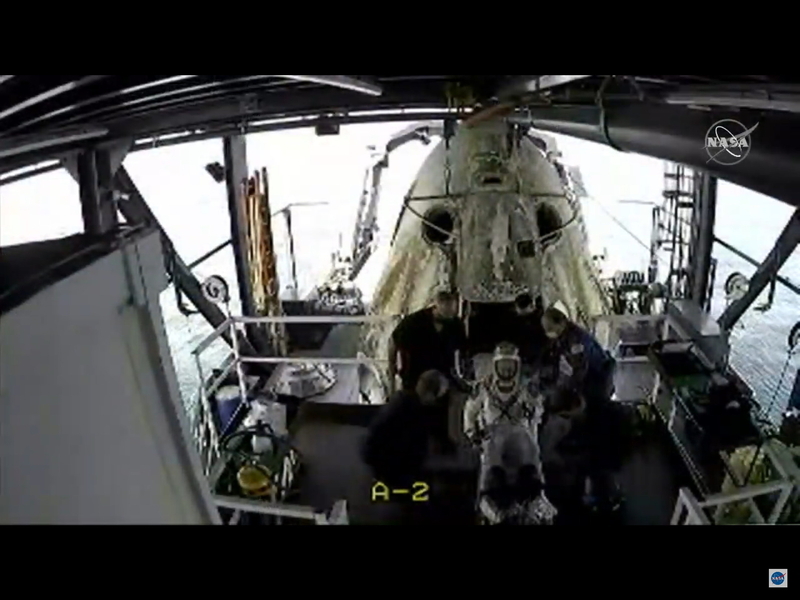 ダグ・ハーレー宇宙飛行士の無事な姿。出典：NASA TV中継