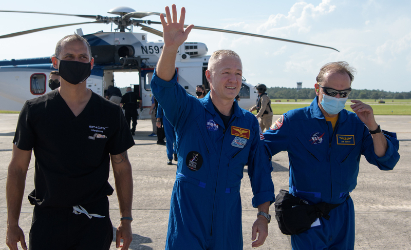 陸上に帰還したダグ・ハーレー宇宙飛行士（中央）。左はスペースXの医療スタッフ、右は宇宙飛行士の健康管理を担うフライトサージャンのジョー・ダーヴェイ氏。Credit: NASA/Bill Ingalls