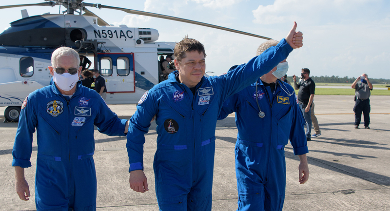 サムズアップしてみせたボブ・ベンケン宇宙飛行士（中央）。左はNASA宇宙飛行士室長のパトリック・フォレスター宇宙飛行士、右はフライトサージャンのスティーブ・ハート医師。Credit: NASA/Bill Ingalls
