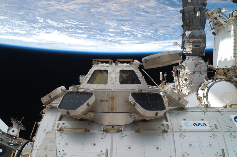 直径80cmの天窓を始め7枚の窓を持つISSの展望ユニット「キューポラ」。Credit: NASA