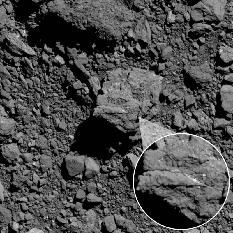 OSIRIS-RExが小惑星ベンヌの表面で撮影した炭素質の物質を含む岩石。Credit: NASA/Goddard/University of Arizona