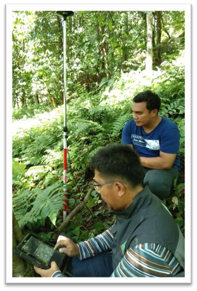 インドネシア　ジャングル内での測量作業。画像提供：マゼランシステムズジャパン