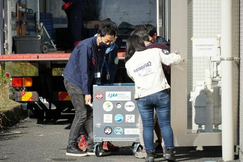 回収班の一員としてカプセルの回収と日本に持ち帰るという大役を担った澤田弘崇さん（左）。キュレーション施設にカプセルを運び込んだ後、帰国チームとともにそのまま2週間の隔離に入る。撮影：秋山文野