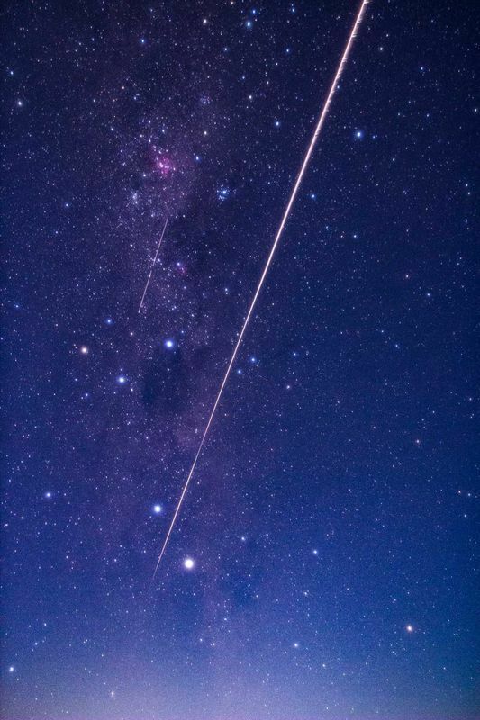 オーストラリア南部のクーバーペディから観測した「はやぶさ2」再突入カプセルの火球（右上から中央を横切る線）。その左上に伸びる短い光跡は、スペースXスターリンク衛星の1機と考えられるクレジット：JAXA