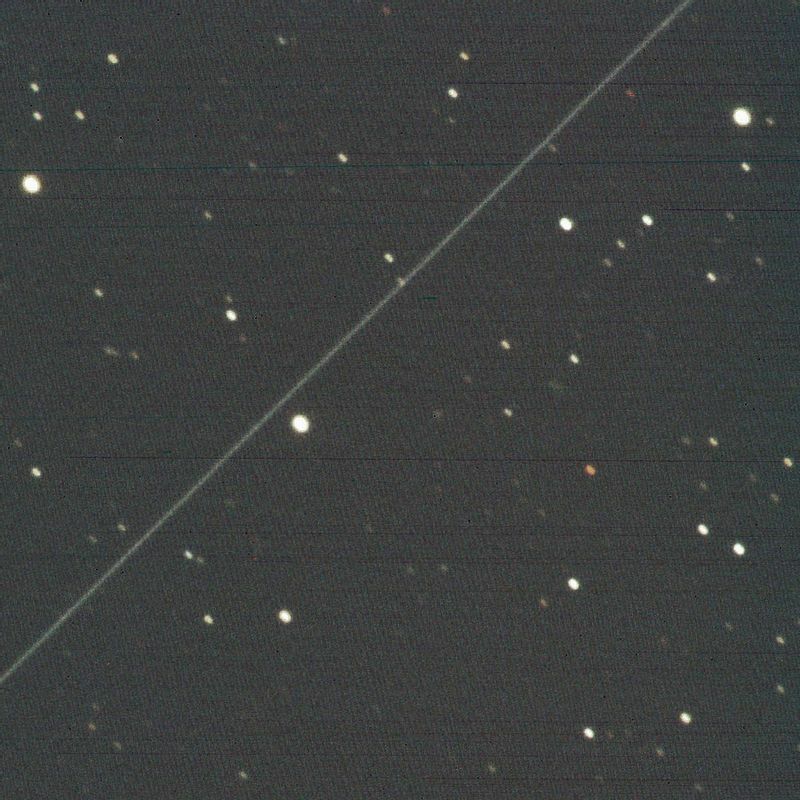 2020年4月10日にむりかぶし望遠鏡で撮影したスペースXによる衛星コンステレーション計画、スターリンク衛星の飛跡（右上から左下に伸びる直線）。クレジット：国立天文台