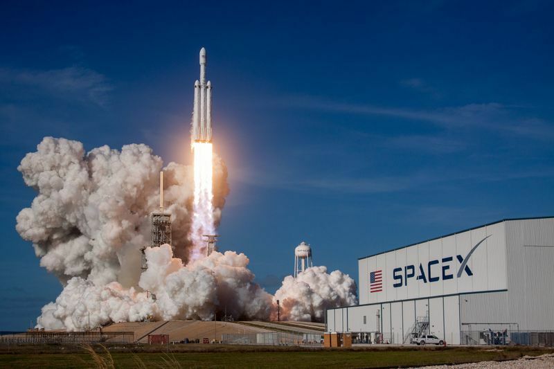 2018年2月に初飛行を成功させたスペースXの大型ロケット「ファルコンヘビー」。Credit : SpaceX