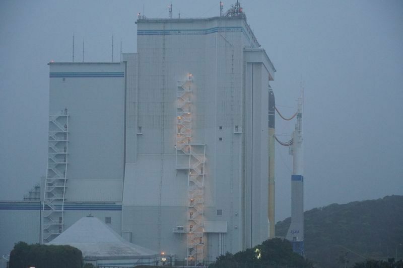 夜明けから間もなく、整備組み立て棟（VAB）から姿を現したH3ロケット。撮影：秋山文野
