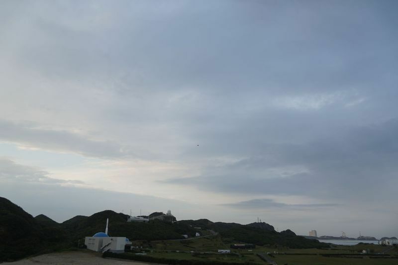 気象ゾンデの放球。3月17日午後は雲が切れる瞬間もあったが、18日早朝の雷の可能性もあり最後まで天候に悩まされた。撮影：秋山文野